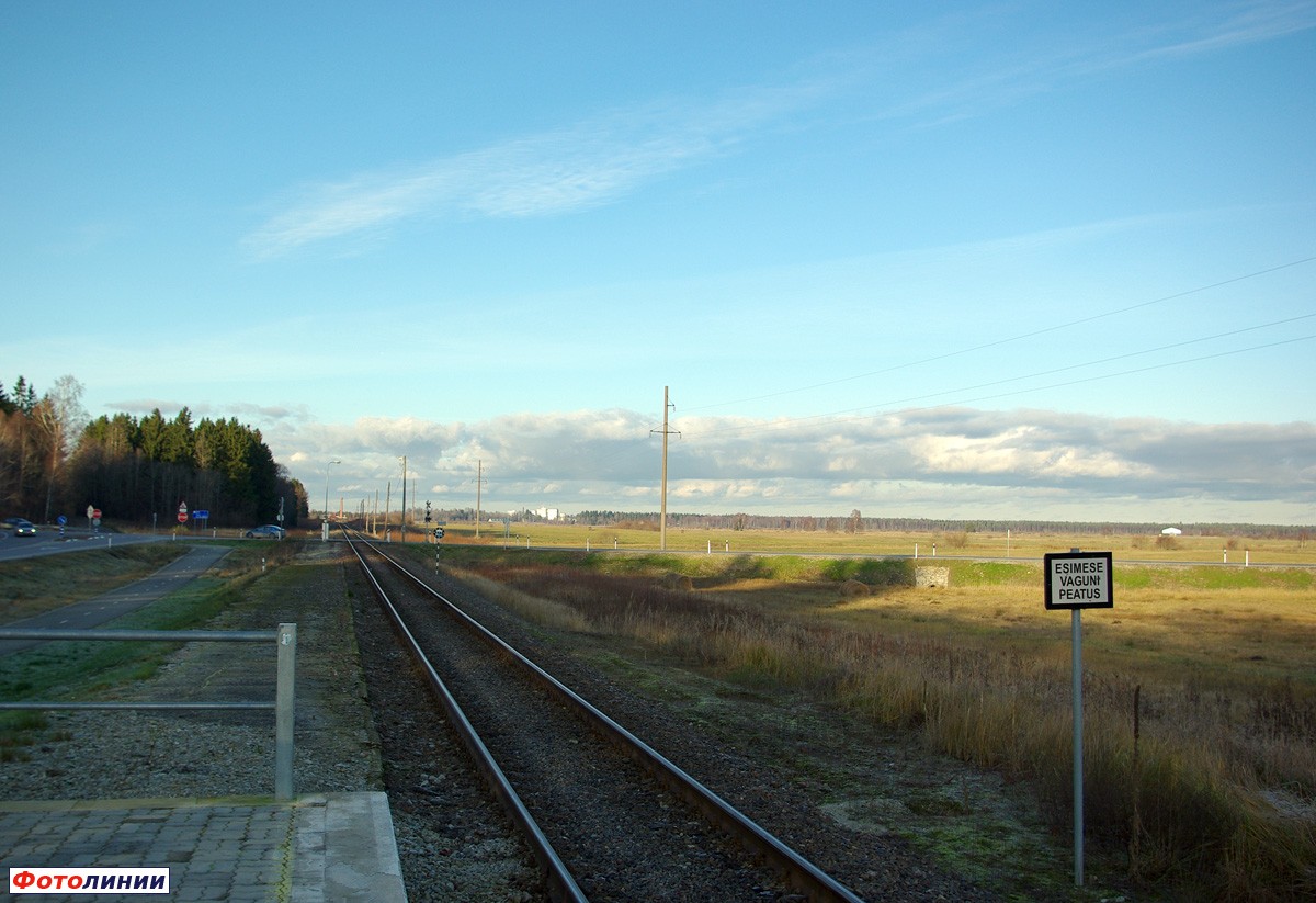 Табличка "Остановка первого вагона" и останки старой платформы, вид в сторону Таллинна