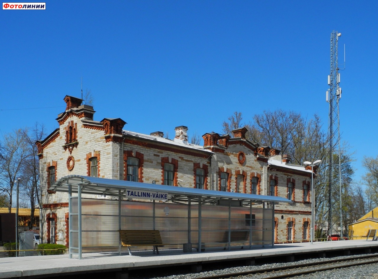 Пассажирский павильон и бывший вокзал