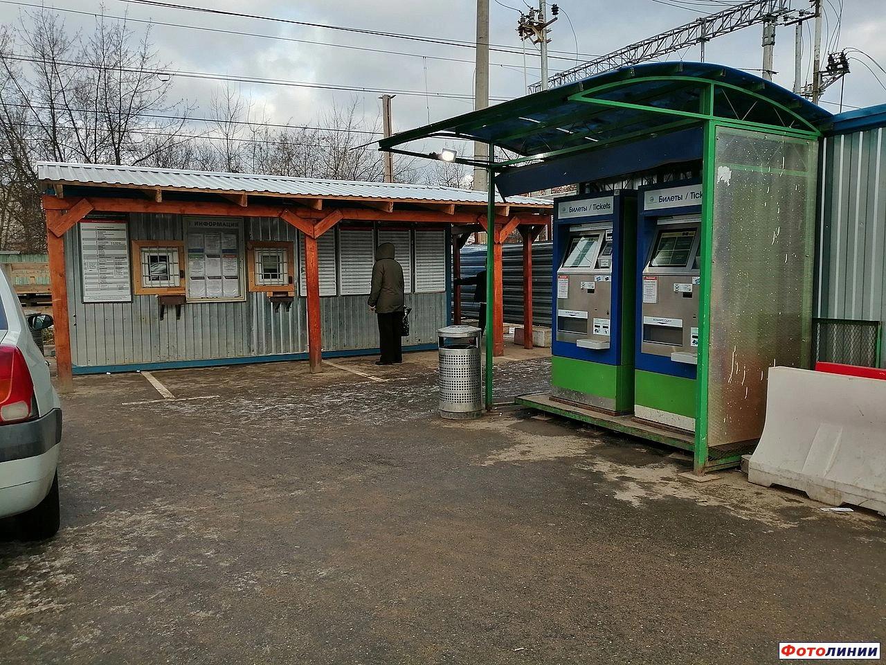 Пригородная кассы и билетные автоматы у временной второй платформы