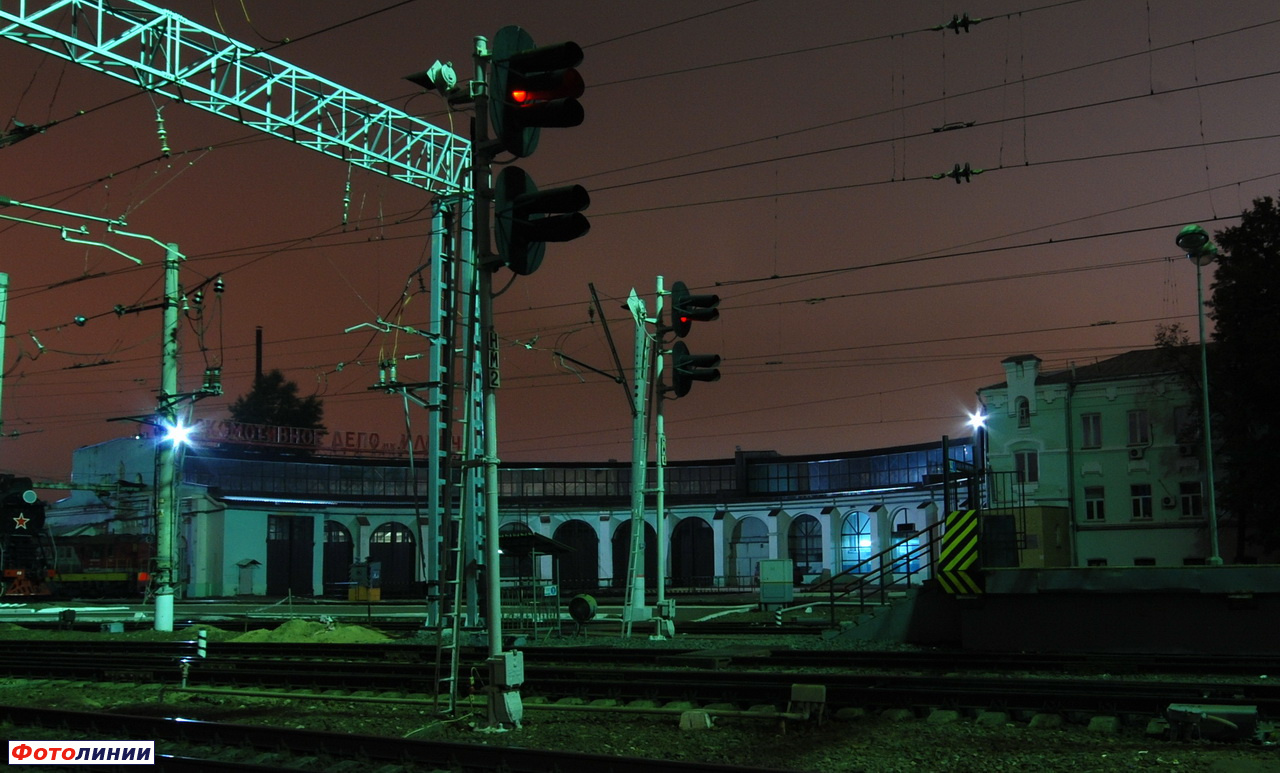 Маршрутные светофоры НМ2, НМ4 и локомотивное депо ночью