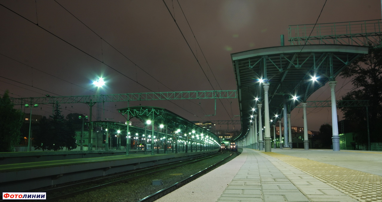 Пассажирские платформы ночью, вид в сторону тупиков