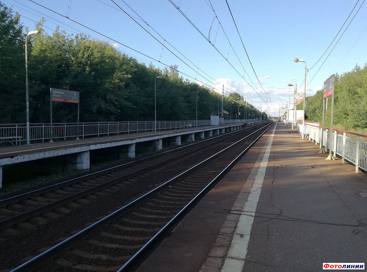 Вид со второй платформы в сторону Москвы