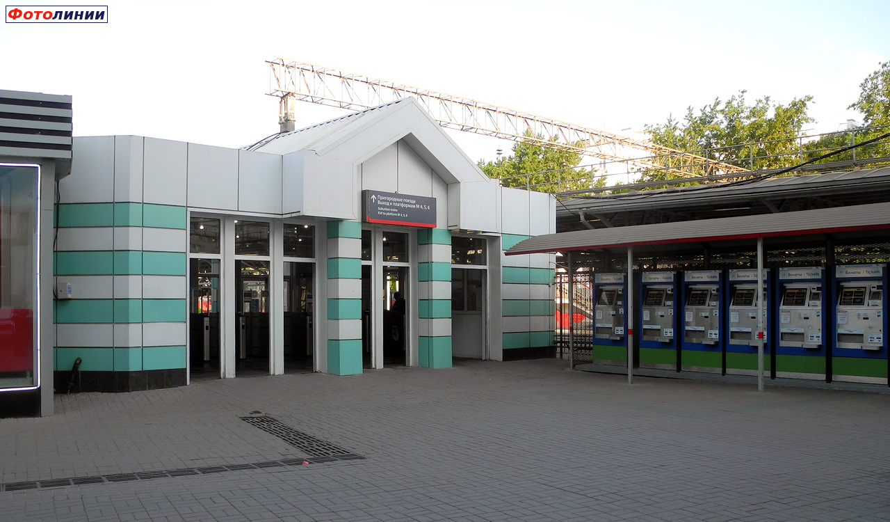 Турникетный павильон на вход и билетные автоматы у платформы № 4