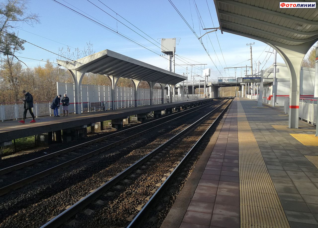 Пассажирский павильон на второй платформе, вид с первой платформы в нечётном направлении