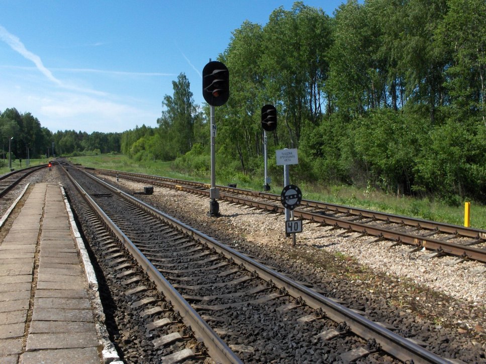 Выходные светофоры N2, N1, N3. Знак остановки первого вагона и знак ограничения скорости. Чётная горловина