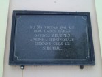 Памятная табличка на здании станции