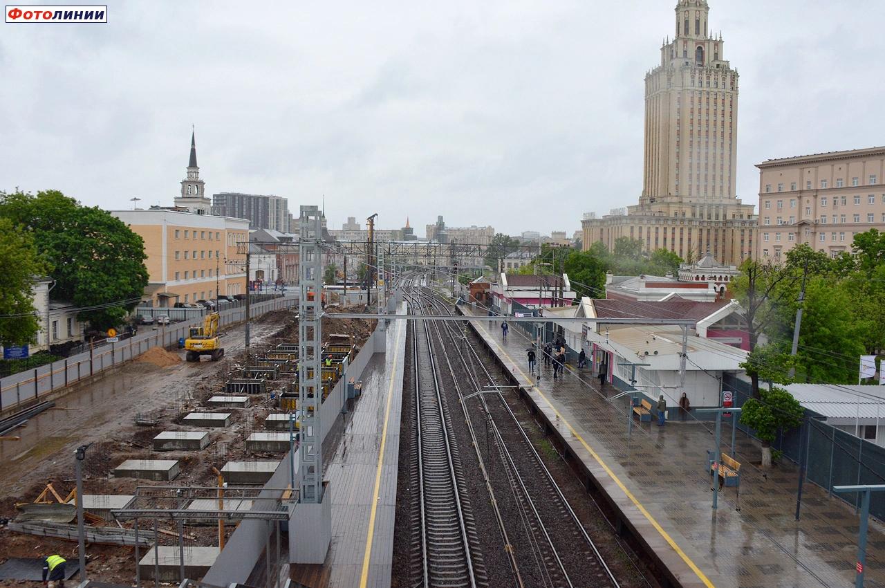 Вид в сторону Курского вокзала с временного пешеходного моста