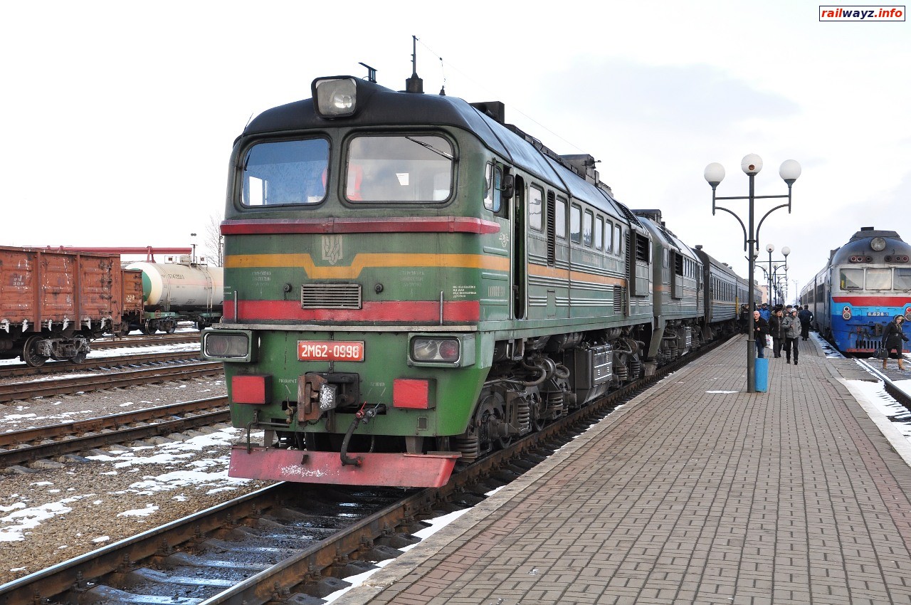2М62-0998 с поездом 668 Черновцы - Ковель, ст. Коломыя