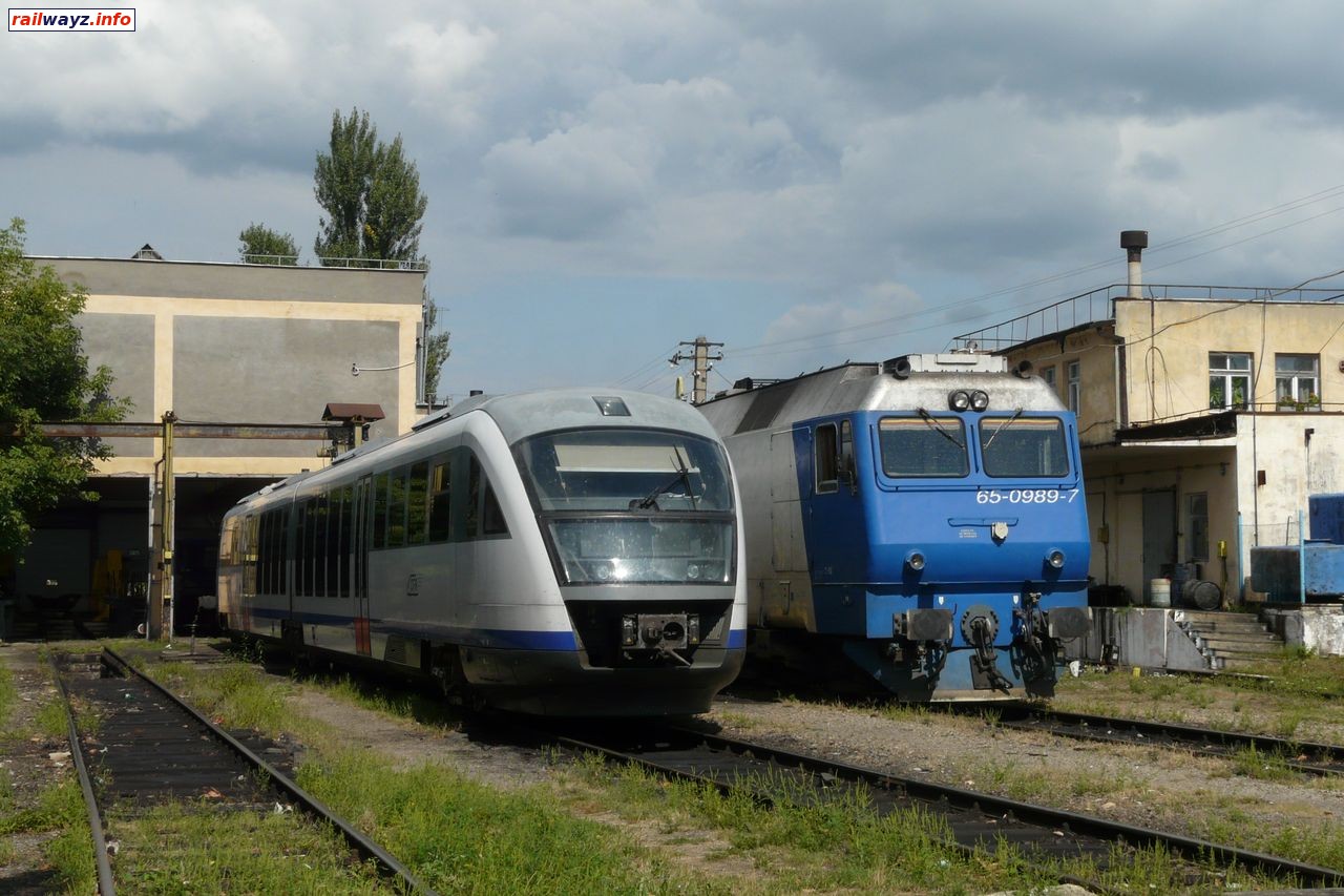 Тепловоз 65-0989-7 и дизель-поезд 96-2110-3 в депо Сату Маре
