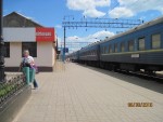 Два вагона поезда "Подолье" Хмельницкий-Шепетовка на одном пути с поездом Хмельницкий-Киев