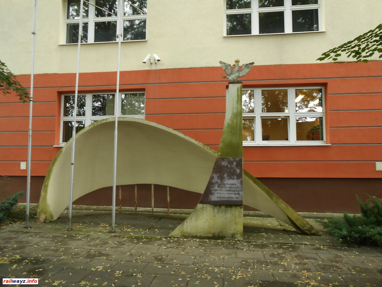 Скульптура у Ольштынской высшей школы информатики и управления