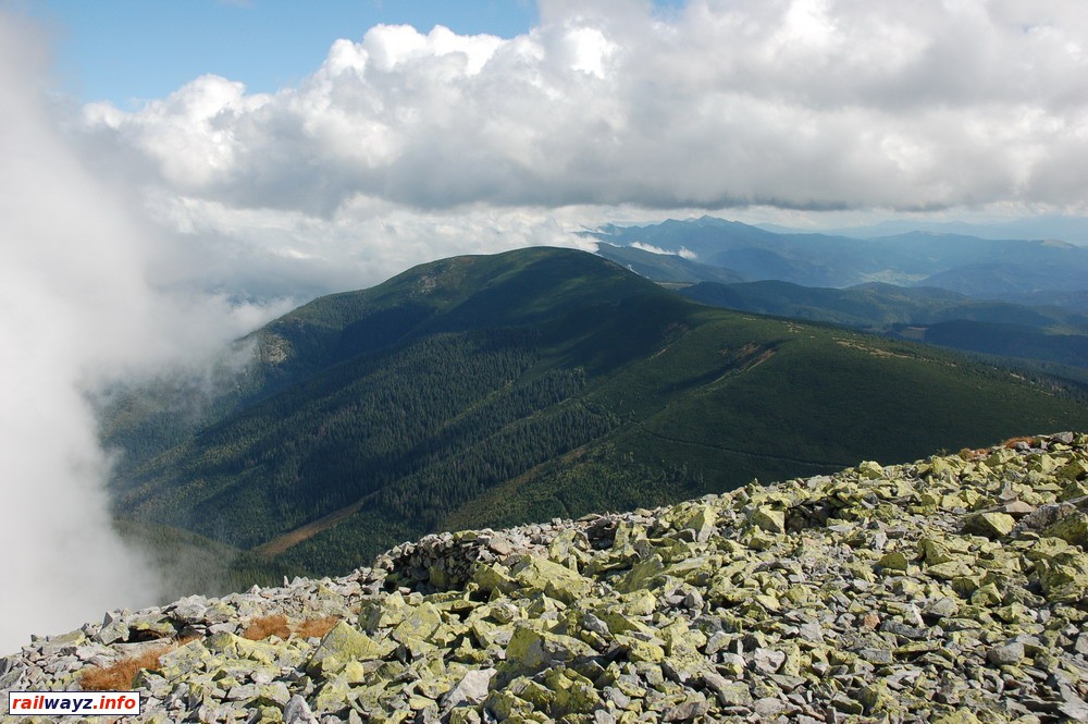 Гора Негрова (1602 м). Вдали - массив горы Довбушанка