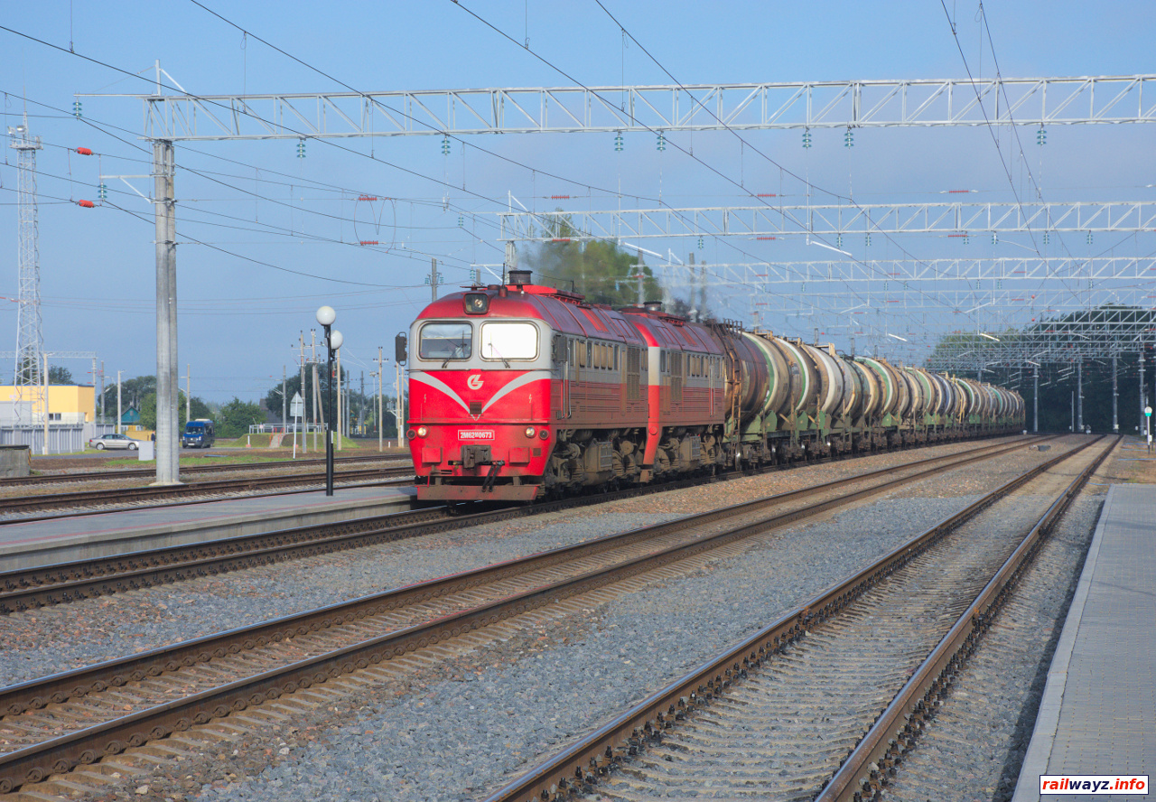 Тепловоз 2М62М-0673 с грузовым поездом из Литвы