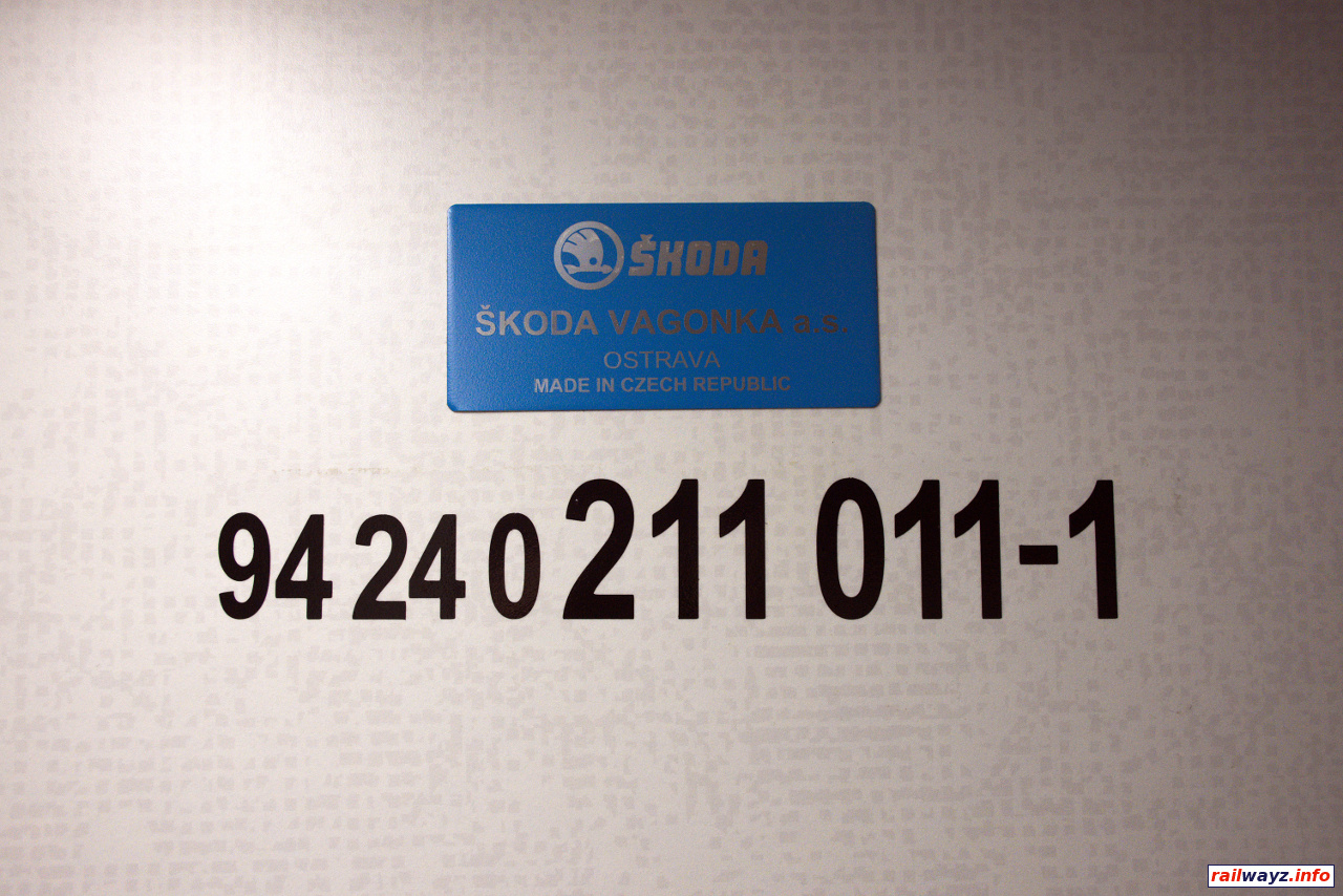 Заводская тарбличка в UIC номером в электропоезде EJ575-011