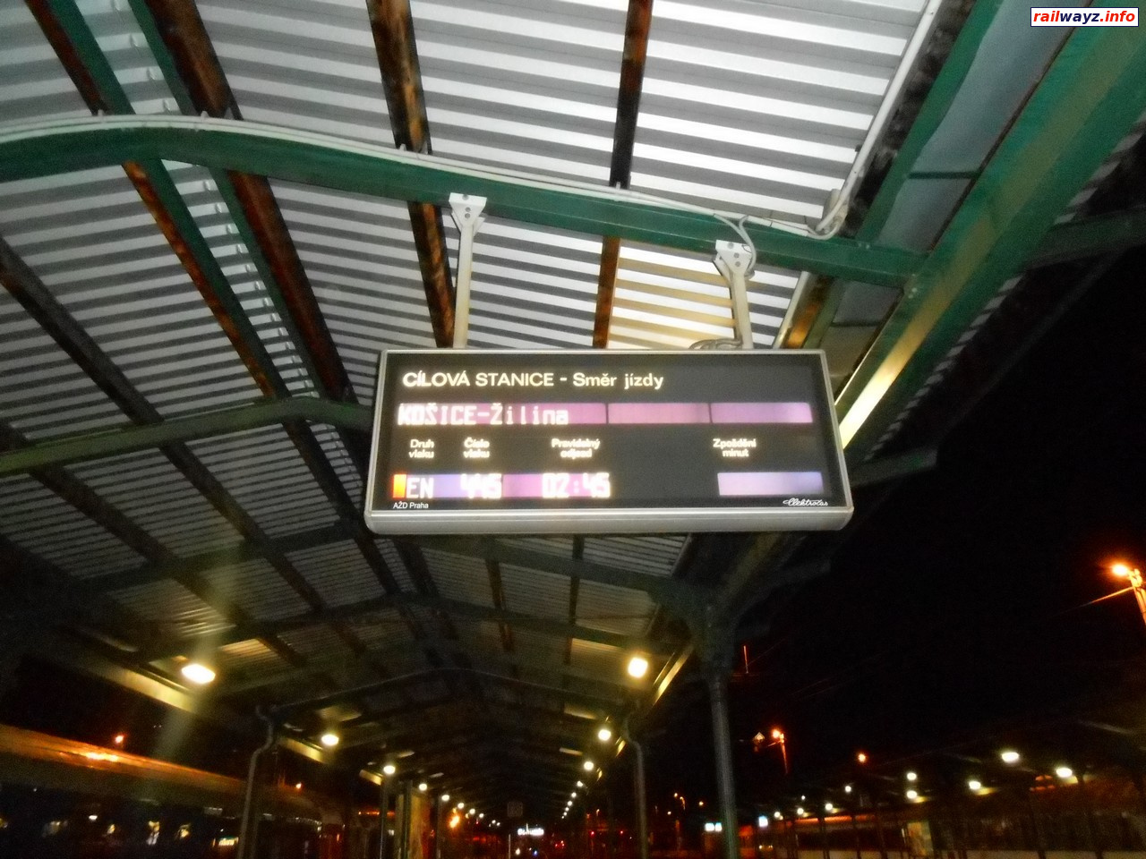 Табло на платформе с указанием поезда №445, ст. Богумин