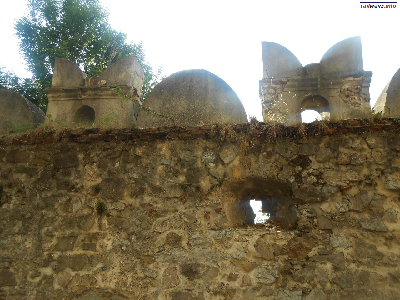 Ласточкины хвосты на крепостной стене Тренчинского замка