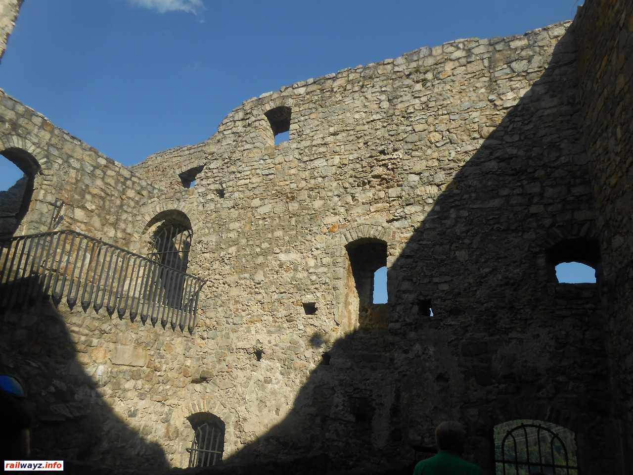Крепостная стена замка в Стречно