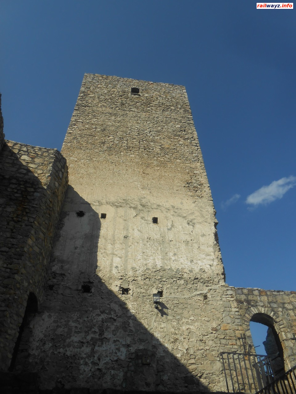 Башня Стречненского замка