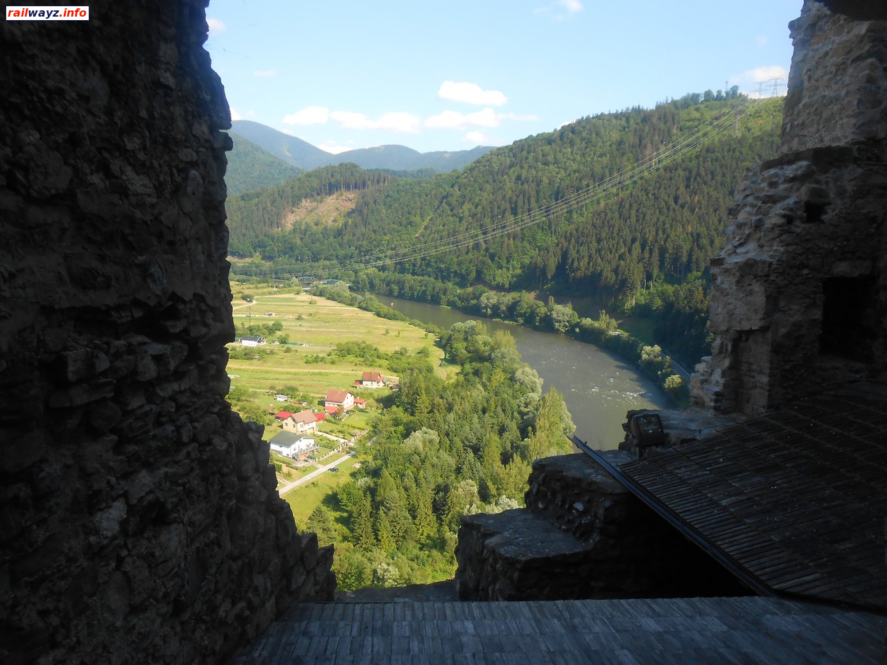 Вид из окна Стречненского замка на р. Ваг