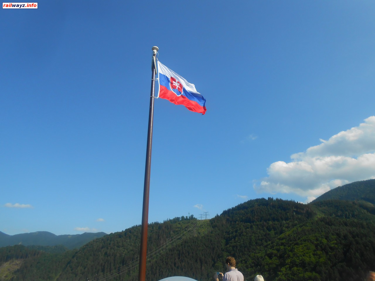 Флаг Словакии на вершине башни Стречненского замка