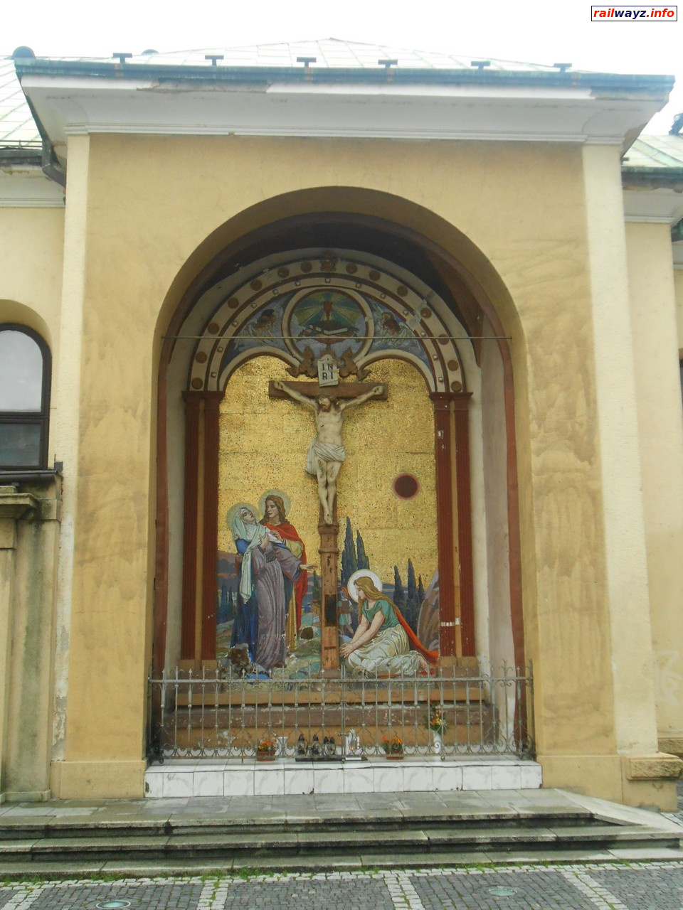 Распятие на стене кафедрального собора Пресвятой Троицы, Жилина
