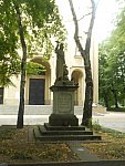 Памятник возле костёла св. Барбары, Варшава