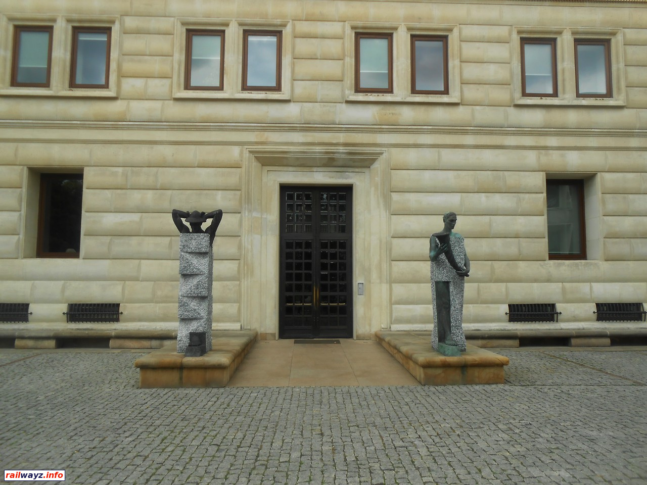 Скульптуры у входа в здание на ул. Вспольной, 62, Варшава