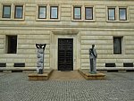 Скульптуры у входа в здание на ул. Вспольной, 62, Варшава