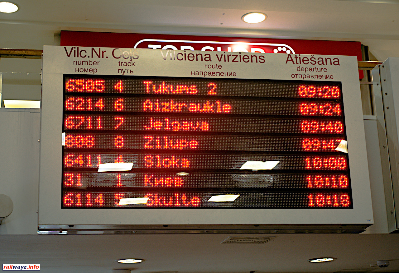Поезд на табло станции Рига-Пасс