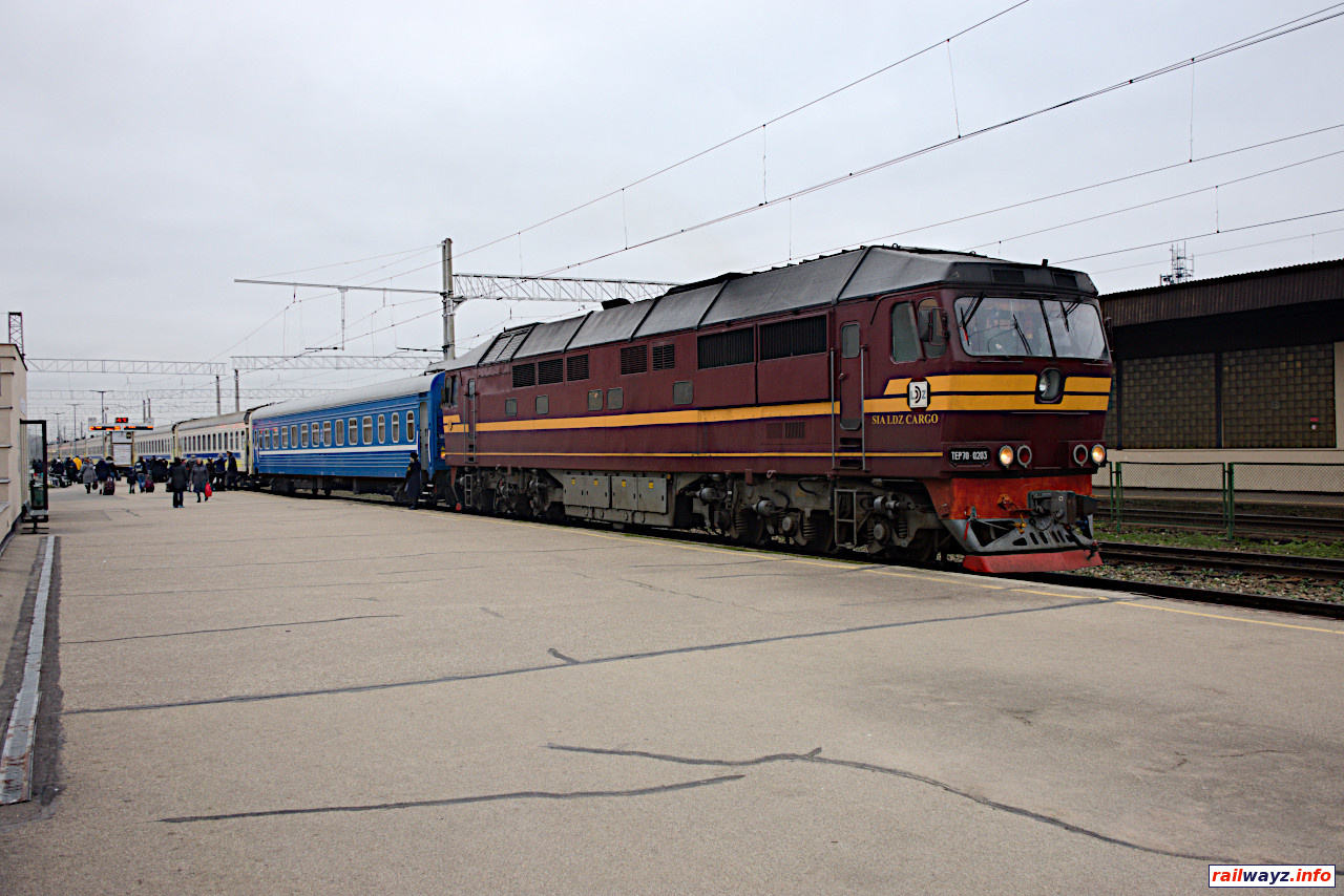Тепловоз ТЭП70-0203 с поездом № 31 Рига - Киев