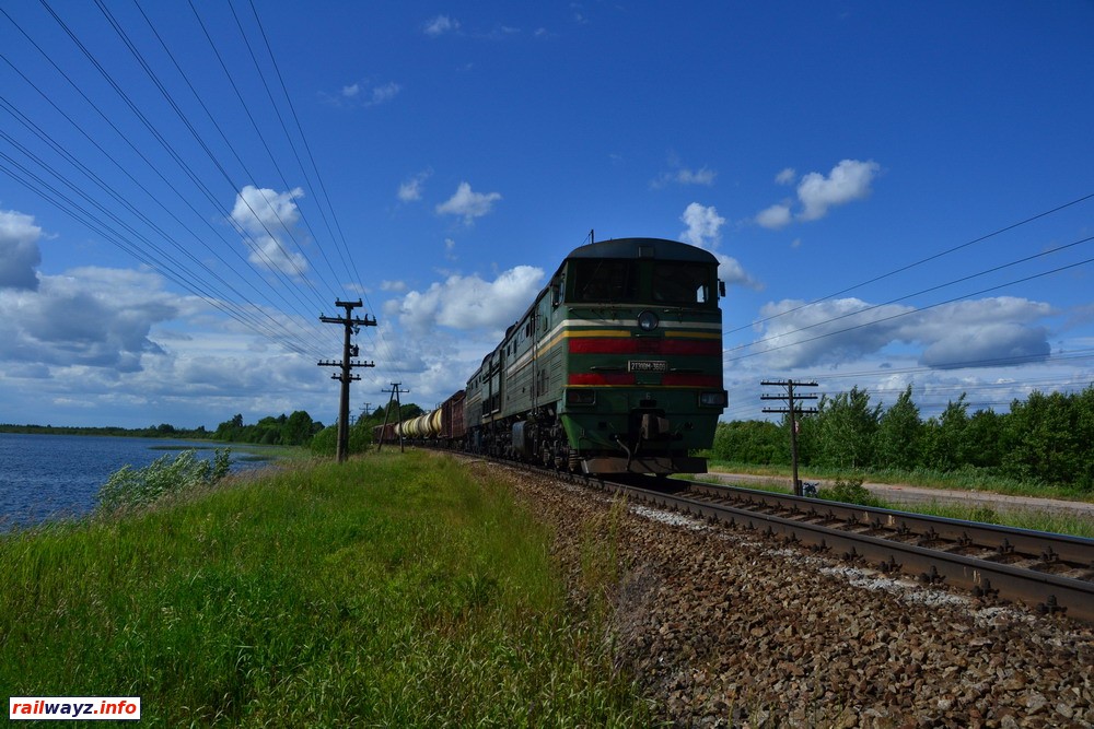 2ТЭ10М-3609 ведет грузовой поезд по перегону Завережье - Езерище