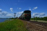 2ТЭ10М-3609 ведет грузовой поезд по перегону Завережье - Езерище