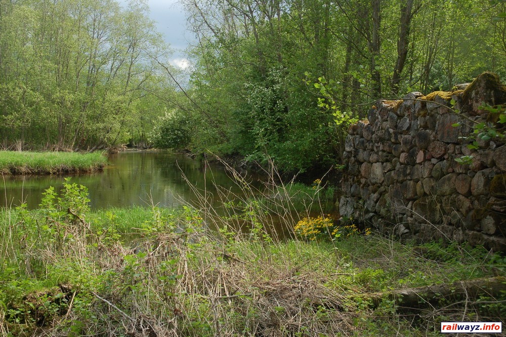 Река у руин мельницы