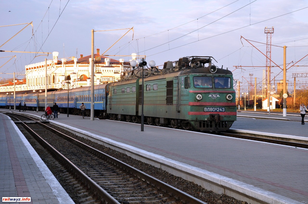 Электровоз ВЛ80К-243 в голове поезда 88 Ковель - Симферополь