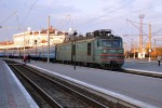 Электровоз ВЛ80К-243 в голове поезда 88 Ковель - Симферополь