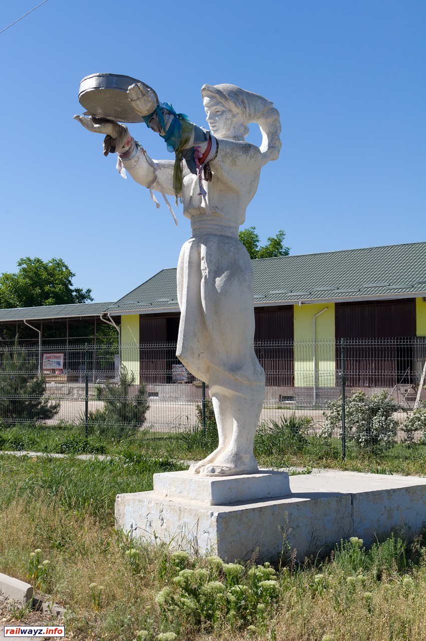 Статуя в деревне Устье