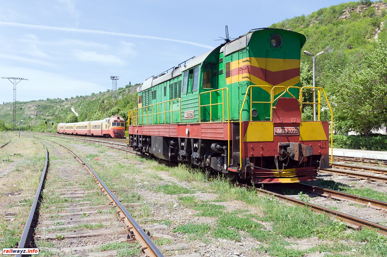 Тепловоз ЧМЭ3-3225 и дизель-поезд Д1-736