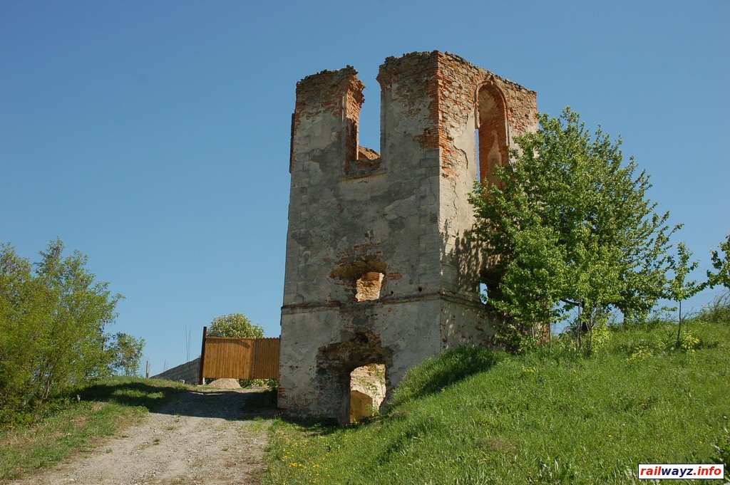 Старая башня на окраине д. Селище