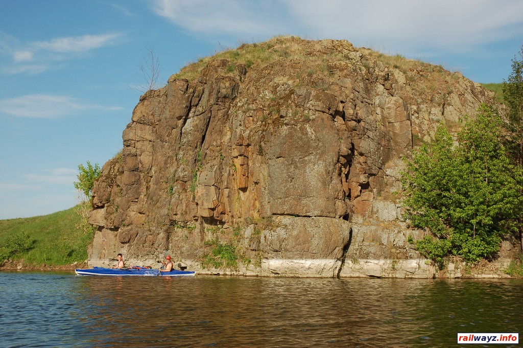 Скалы на правом берегу у д. Астапковцы