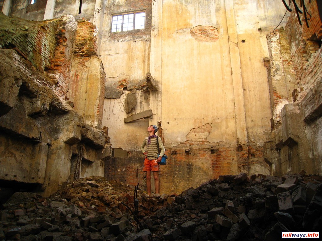 В руинах цементного завода в Гнивани (фото - Носава Вольга)