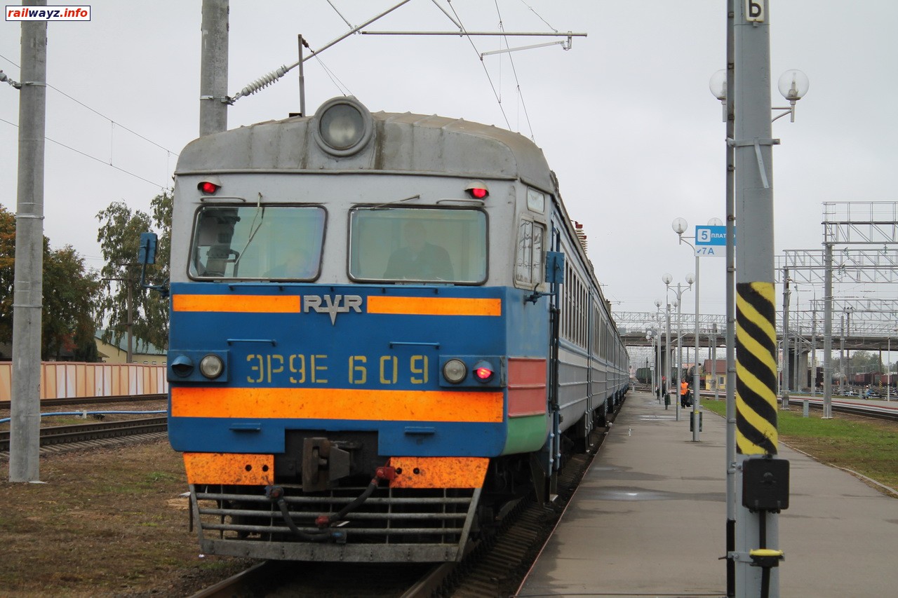 Электропоезд ЭР9Е-609 сообщением Минск - Жлобин на станции Жлобин-Пассажирский