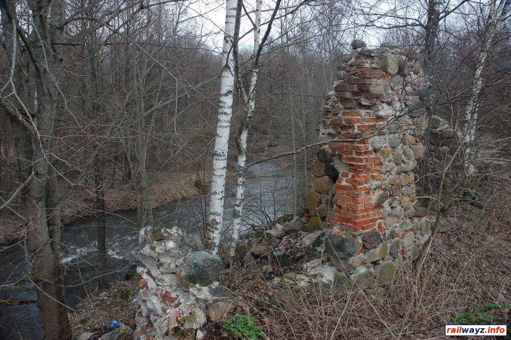 Руины по правому берегу