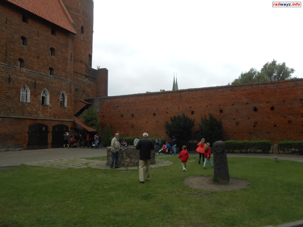 Двор замка, Ольштын