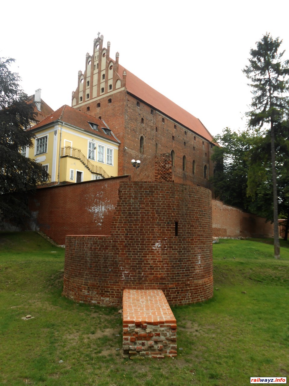 Остаток стены возле замка, Ольштын