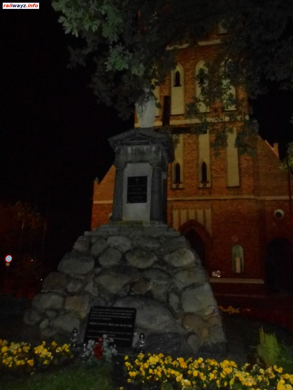 Памятник возле костёла, Элк