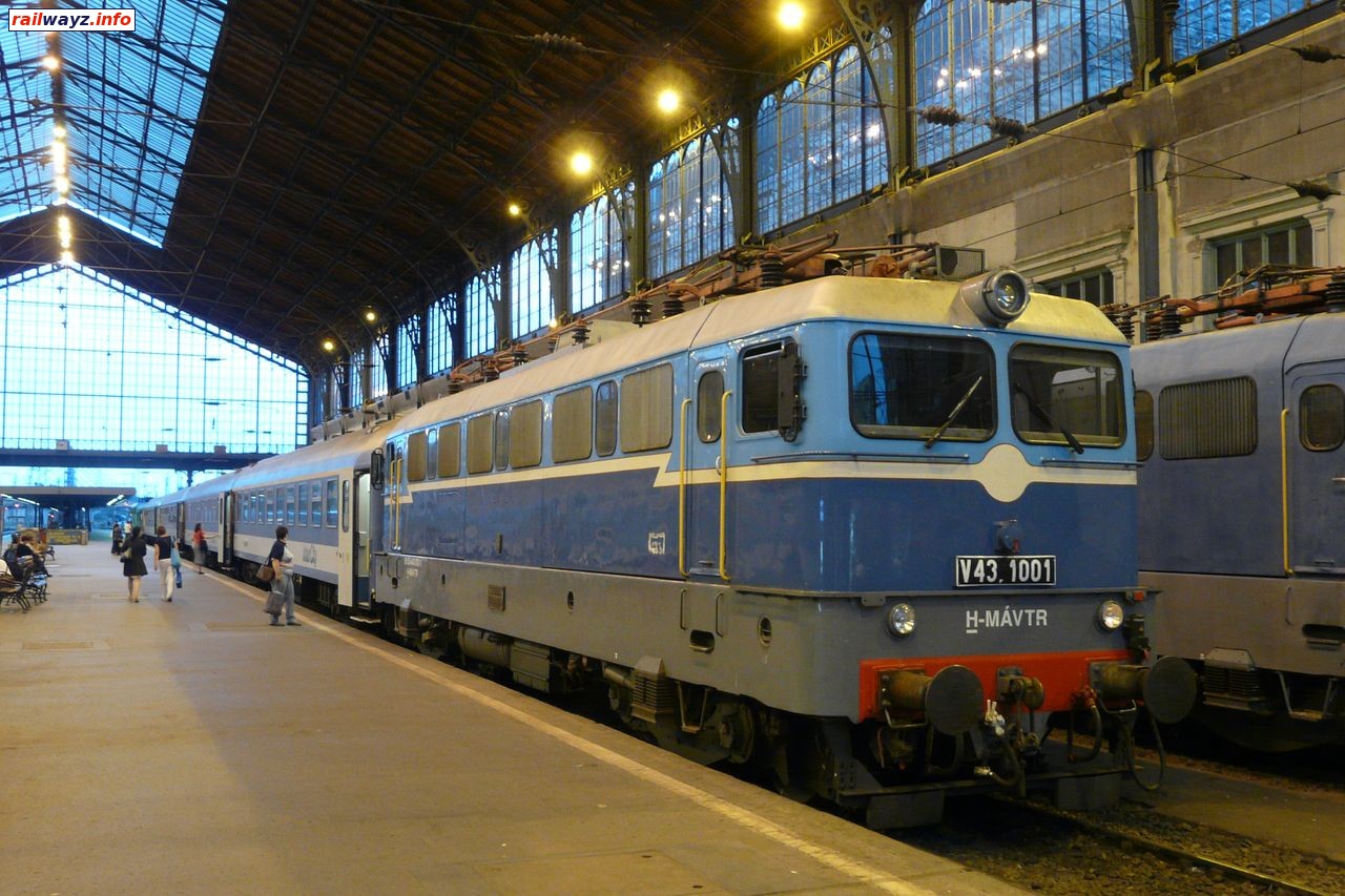 Электровоз V43 1001 с поездом на ст. Будапешт Южный