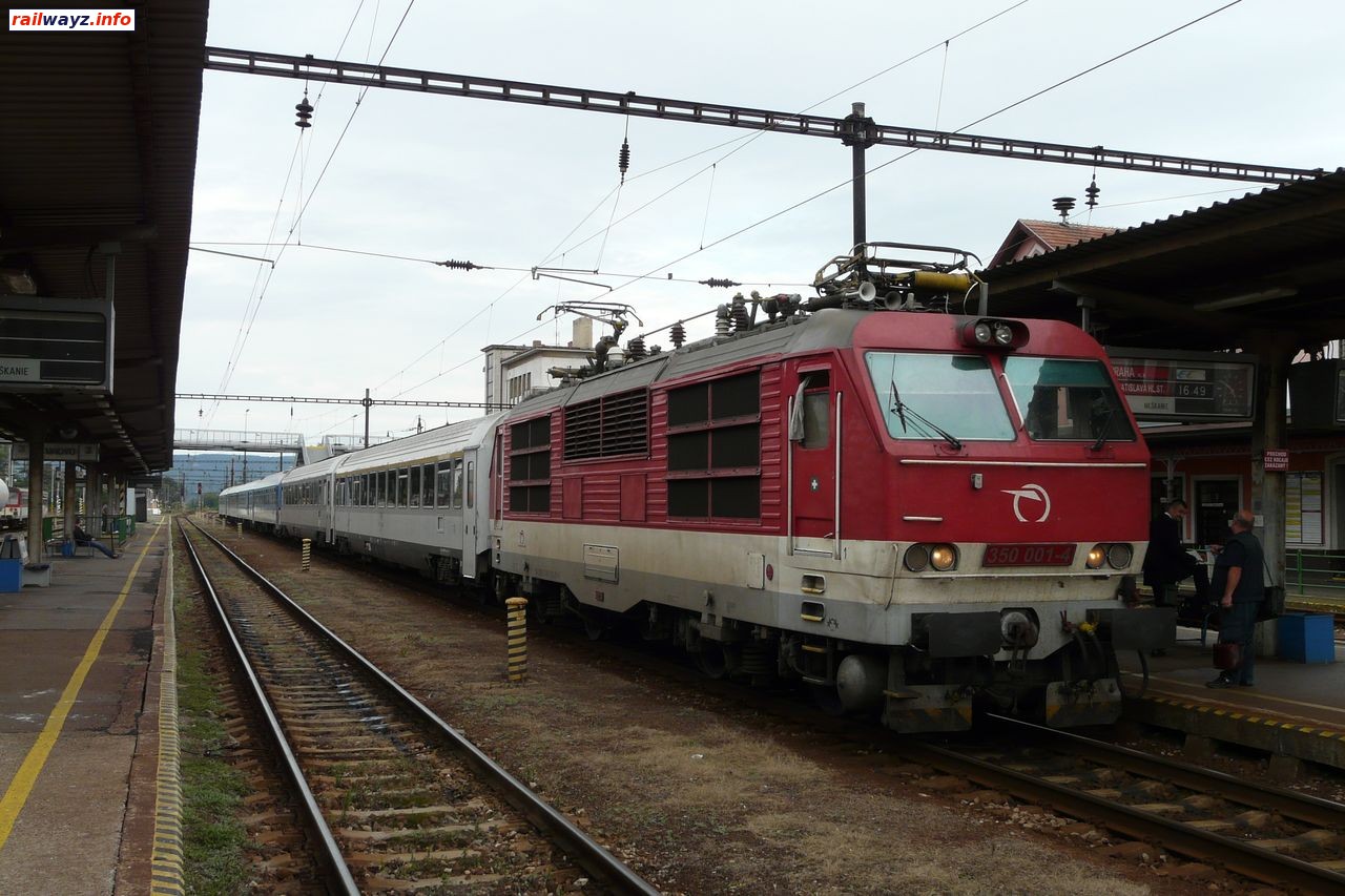 Электровоз 350 001-4 с поездом Белград-Прага на ст. Штурово