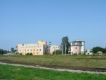 станция Шкиротава: Здание руководства и администрации (слева), пост дежурного парка Б (справа)