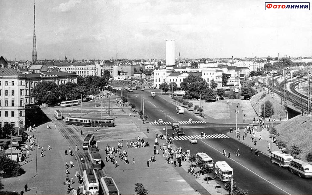 Вид на вокзал и привокзальную площадь. Первая половина 1960-х годов