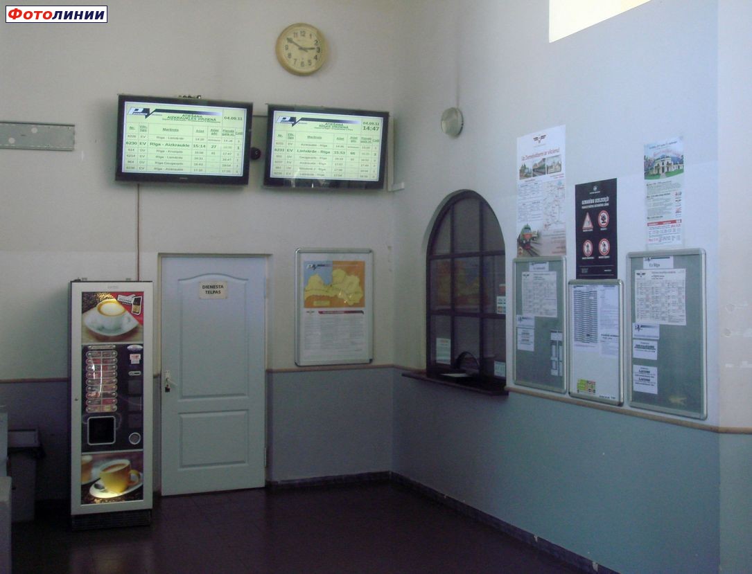 Фрагмент интерьера вокзала (касса, расписание и мониторы с текущим расписанием)